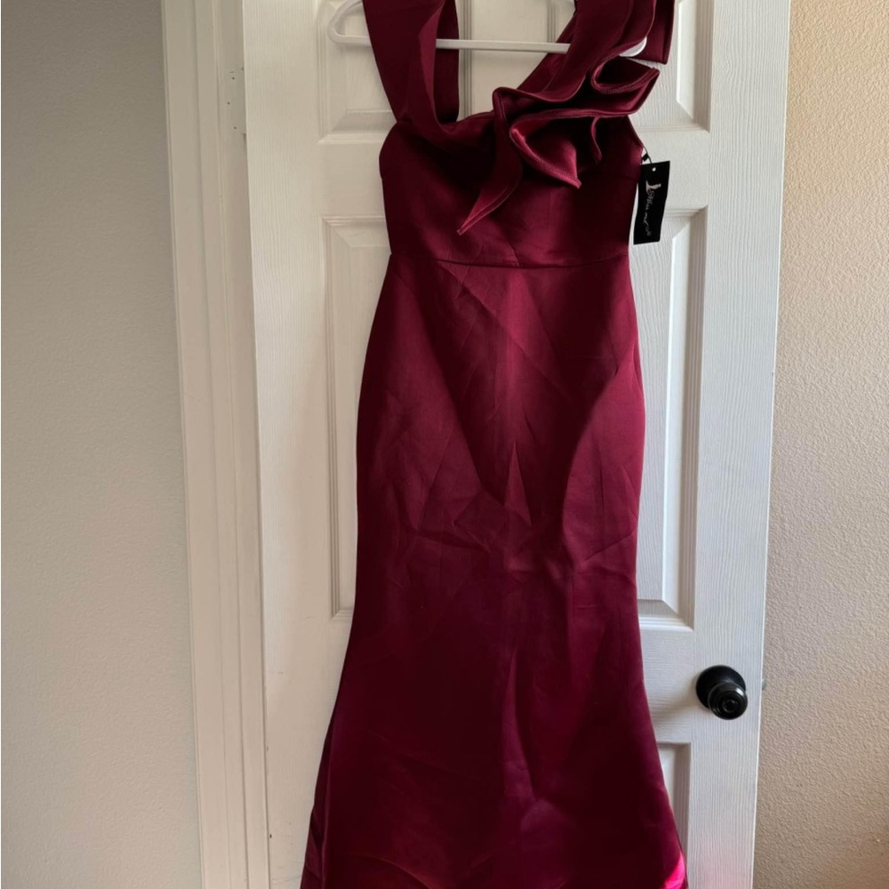 Elegant Burgundy Evening Dress